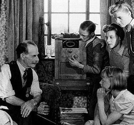 Η ψηφιακή μεταμόρφωση Πριν 90 χρόνια οι άνθρωποι λάμβαναν μαζική ενημέρωση συγκεντρωμένοι γύρω από ένα ραδιόφωνο