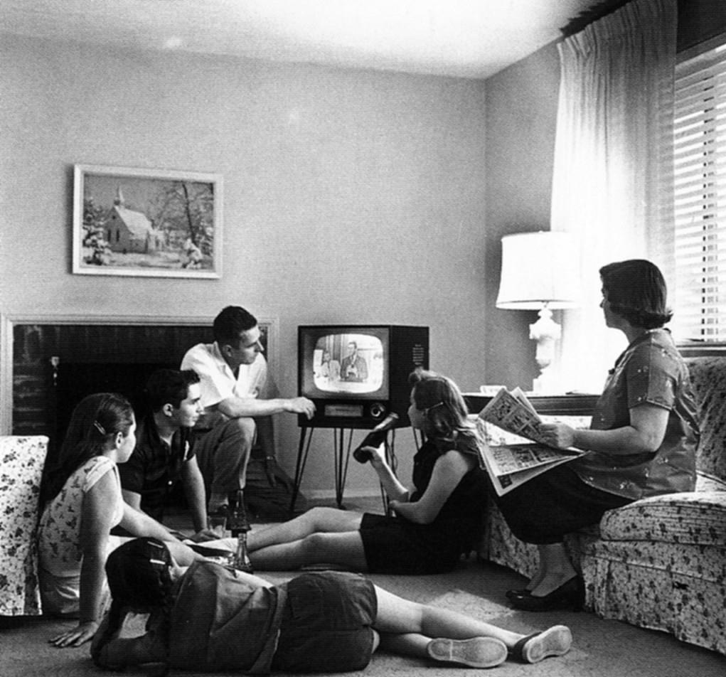 Η ψηφιακή μεταμόρφωση Πριν 60 χρόνια είχαμε την είσοδο της Τηλεόρασης στην ζωή μας Η αλληλεπίδραση είναι η ίδια, κοινή ενημέρωση πληροφόρηση προς όλους