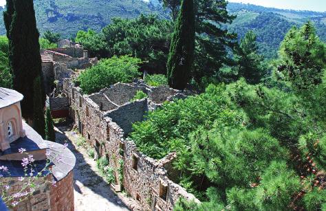 Όλα τα εκθέματα προέρχονται από δωρεές, μια και τα ίδια τα παλαιά κειμήλια της μονής καταστράφηκαν με τη Σφαγή του 1822 και κατά την εκστρατεία του Γάλλου αξιωματικού Κάρολου Φαβιέρου (1827-28).