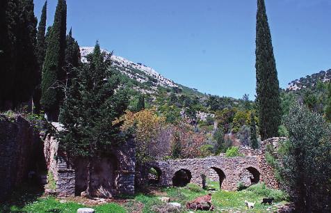 θεωρείται κτίσμα του 11 ου αιώνα, τμήμα του υδραγωγείου καθώς και διάφορα άλλα κτήρια κελιά, που