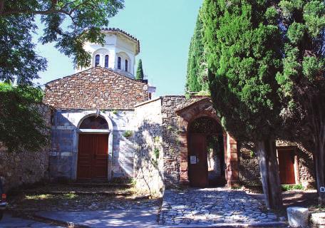 Ο περίβολος της μονής, κατασκευασμένος από αργολιθοδομή, όπως είναι φυσικό, έχει δεχτεί πολλές