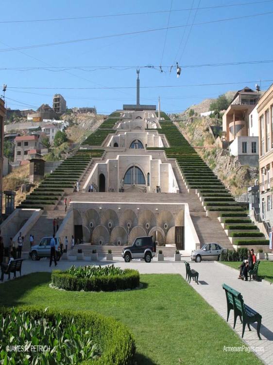 Τεύτος 13ο 23-27/10/2011 σελ. 3 Η διάρθρωζη λιανικής αγοράς ζηην Αρμενία και ο κσρίαρτος ρόλος ηων ζούπερ μάρκεη.