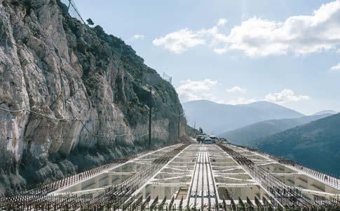 ΜΕΤΑΛΛΙΚΕΣ ΓΕΦΥΡΕΣ ΣΎΜΜΙΚΤΟ ΚΑΤΆΣΤΡΩΜΑ Αποτελείται από σύμμικτη διατομή μεταλλικού φορέα και επί αυτού πλάκα καταστρώματος κυκλοφορίας.