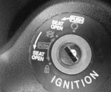 ΣΕΛΑ Για να ανοίξετε τη σέλα: (1) Με τον κινητήρα αναμμένο (κεντρικός διακόπτης στη θέση ) Πιέστε το κλειδί προς τα μέσα και ταυτόχρονα στρέψτε το αριστερόστροφα από τη θέση στη θέση «OPEN SEAT».