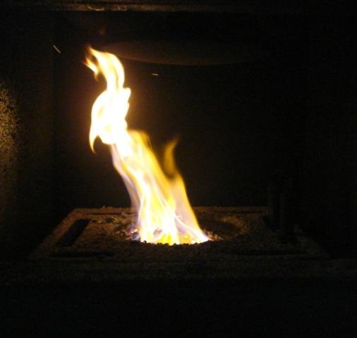 Πλήρως ανεπτυγμένη φλόγα που διαβρέχει όλο το φλογοθάλαμο και τον καταλύτη. Ζωηρόχρωμη φλόγα και πλήρης καύση του καυσίμου, διατηρώντας τη στάθμη του σε σταθερό επίπεδο.