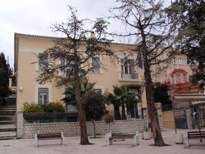 9) Το Κτήριο της Τράπεζας της Ελλάδας βρίσκεται στην πλατεία Αθανασίου Διάκου, στην οδό Δυοβουνιώτη.