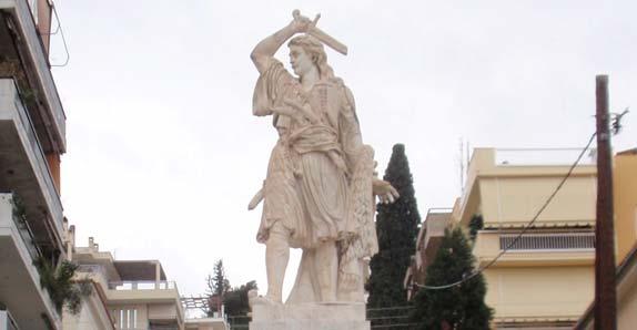 Εικ. 65: Ο ανδριάντας του Αθανασίου Διάκου στην πλατεία Διάκου. Ο Διάκος παριστάνεται στραμμένος προς την Αλαμάνα. Απεικονίζεται γενναίος και ατρόμητος. Το δεξί του πόδι είναι προτεταμένο.