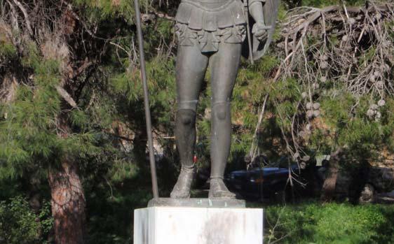 Επί του δημάρχου Αντωνίου Φίλη στήθηκε το 1982 το άγαλμα του Αχιλλέα, στη