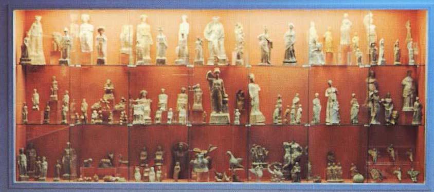 Εικ. 83. Προθήκη με αντικείμενα κοροπλαστικής τέχνης, που χρονολογούνται στην κλασική ελληνιστική περίοδο (Δακορώνια, 1999: 103).