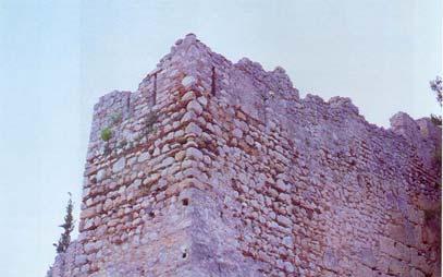 3. Τα Μνημεία της Λαμίας και οι χώροι πολιτισμού 3.1. Μνημεία των αρχαίων χρόνων 3.1.1. Το Κάστρο Ακρολαμία Το Κάστρο της Λαμίας βρίσκεται στο ψηλότερο σημείο, επάνω στο λόφο της Λαμίας, στις νότιες παρυφές της Όθρυος.