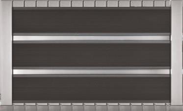 M6482 The columns have dimensions 60x60mm and are anodised in INOX colour. The horizontal profiles are 100x14mm in wood-effect walnut colour, with gaps between them.