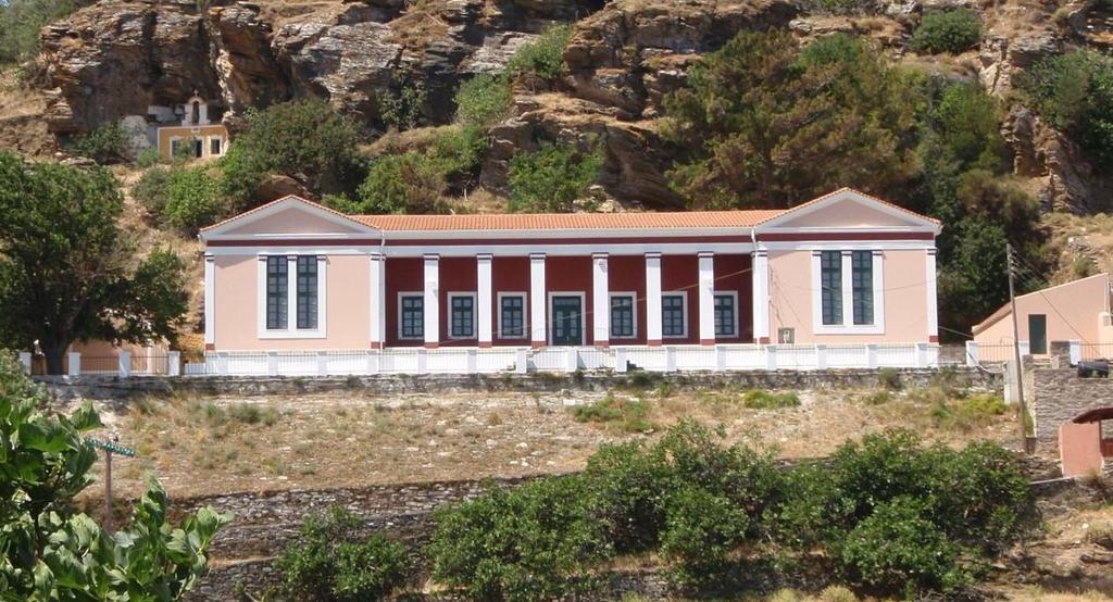 αλλά δέχεται εκδρομείς, που φτάνουν από το Λαύριο. Χάρτης Κέας (Πηγή www.kea.gr) Οι υπηρεσίες του Δήμου στεγάζονται από το Δεκέμβριο του 2012 σε νεοκλασικό κτίριο στη θέση «Τρία Πηγάδια» της Ιουλίδας.