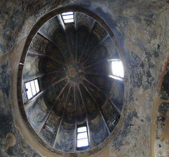 Παναγίας συνηγορούν στην άποψη ότι πρόκειται για τον ναό της Θεοτόκου. Οι τοιχογραφίες του ναού πρέπει να έγιναν από τον ηγούμενο Παύλο (δεύτερος κτήτορας του ναού), μεταξύ των ετών 1328 1334.