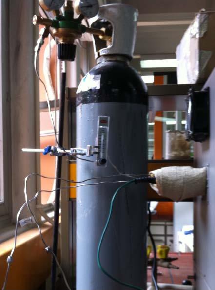 αντιδραστήρα. Εικόνα 6.1: Ροόμετρο μπίλιας συνδεδεμένο στη φιάλη φέροντος αερίου αζώτου (αριστερά). Σύστημα αντιδραστήρων τοποθετημένων μέσα στον φούρνο(δεξιά).