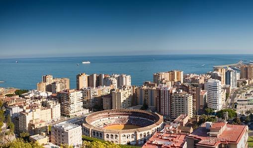 Για το βράδυ σας προτείνουμε να παρακολουθήσετε μια παράσταση φλαμένκο, εδώ στην ιδιαίτερη πατρίδα του, και να αφεθείτε στον έντονο και γεμάτο πάθος ρυθμό του. Δείπνο και διανυκτέρευση.