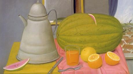 Fernando Botero, «Still life with watermelon» («νεκρή φύση με καρπούζι») Ο Botero δημιούργησε τον συγκεκριμένο πίνακα το 1992, απεικονίζοντας ένα χαραγμένο καρπούζι, ένα ποτήρι χυμό πορτοκάλι μαζί με