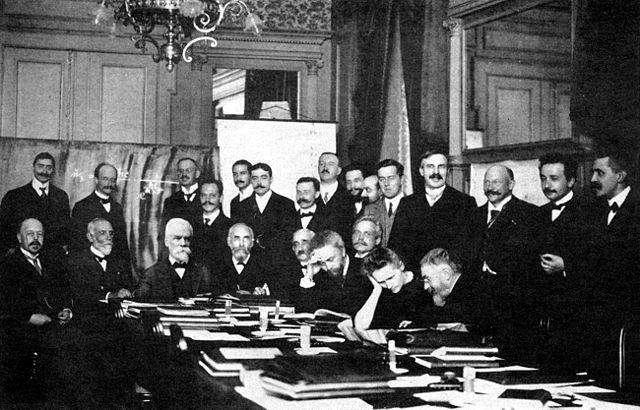1 o υνζδριο Solvay (Βρυξζλλεσ, 1911) 24 άτομα *23 άνδρεσ, 1