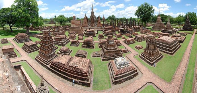 Άφιξη και επίσκεψη στο Ναό Βατ Πρα Μαχαντάτ του 1357, που βρίσκεται στο κέντρο της πόλης και στεγάζει μία από τις ομορφότερες εικόνες του Βούδα στην Ταϊλάνδη.