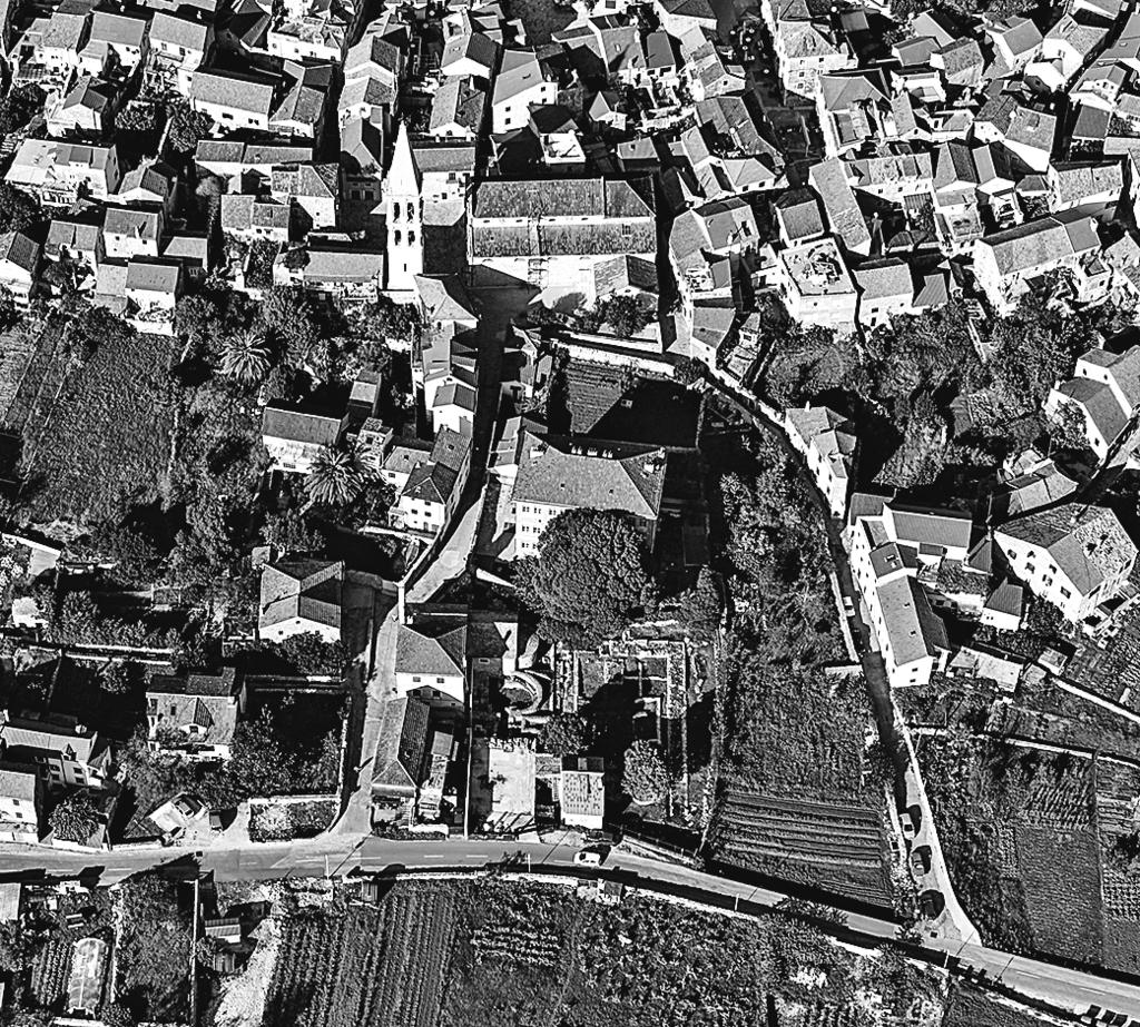 New Answers to Old Problems Figure 2. Aerial photo of the site of Remete Garden in Stari Grad. around the church of St.