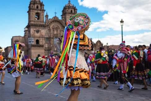 της κοινότητας των Κόγιας, για να δούμε από κοντά τον παραδοσιακό τρόπο ζωής των ιθαγενών του υψιπέδου του Περού. Συνεχίζοντας φθάνουμε στο Κούσκο, που το όνομά του σημαίνει «Ομφαλός της Γης».