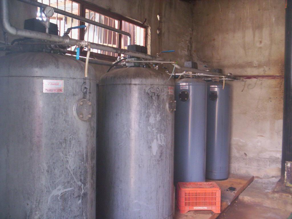 Τμήμα παρασκευής σιροπιού 71 Το νερό που χρησιμοποιείται για το σιρόπι πληροί όλους τους όρους του πόσιμου νερού και ειδικά για την περίπτωση της συγκέντρωσης νιτρικών περνάει από απονιτρωτές