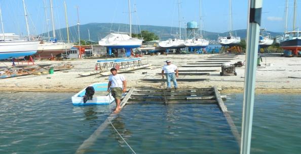 Ε2.3) ΚΑΤΑΣΚΕΥΗ ΣΚΑΦΩΝ ΜΕ ΕΛΛΕΙΨΟΕΙΔΗ ΠΡΥΜΝΗ (ΚΑΡΑΒΟΣΚΑΡΟ) Η πρύμνη του καραβόσκαρου στο κάτω μέρος έχει μόνο ένα κοντό ποδόσταμα και στις εσωτερικές ενισχύσεις, δηλαδή το μπρατσόλι και πάνω του