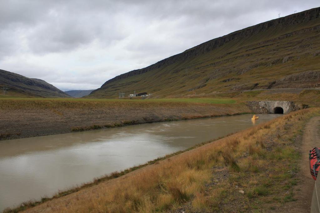Straumvötn á Austurlandi 16. september 211 Mynd E. Yfirlitsmynd af Fljótsdalsstöð og affallsskurðinum sem safnað er úr.