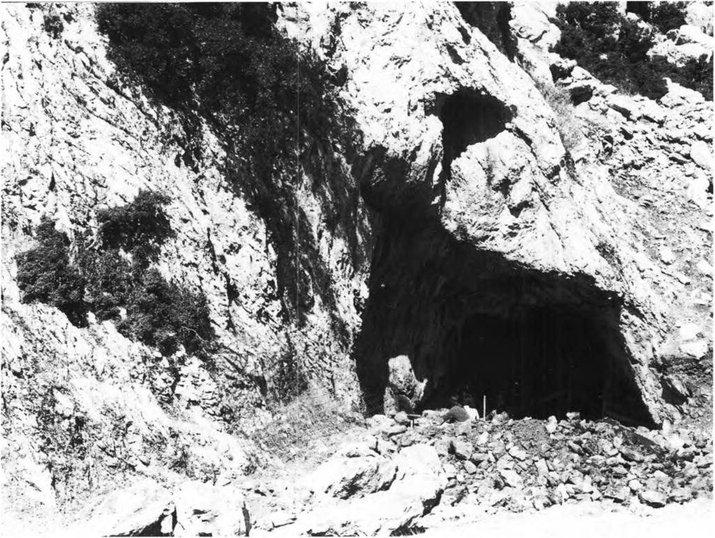 Μετά το νεολιθικό στρώμα κατοίκησης εναλλάσσονται στρώματα που δεν περιέχουν καθόλου ευρήματα και προφανώς αντιπροσωπεύουν περιόδους κατά τις οποίες η είσοδος του σπηλαίου κατακλυζόταν από νερά.