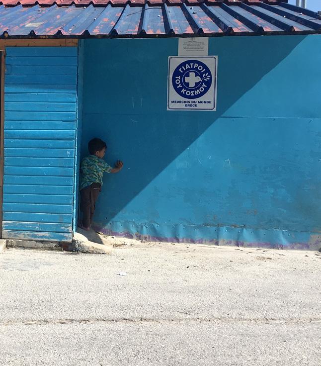 Το γενικευμένο αίσθημα φόβου, η χρήση αλκοόλ και ναρκωτικών, καθώς και η σεξουαλική και έμφυλη βία αποτελούν σημαντικές πτυχές της επιδεινούμενης καθημερινής ζωής των προσφύγων στα νησιά.