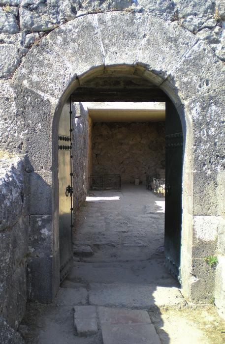 ΑρχαιολογικόςΧΩΡΟΣ 13. Κυρίως ιερό 14 Άποψη από ανατολικά του νότιου μαιανδρικού διαδρόμου ή Λαβύρινθου. 15 Η είσοδος στον κεντρικό χώρο του κυρίως ιερού.
