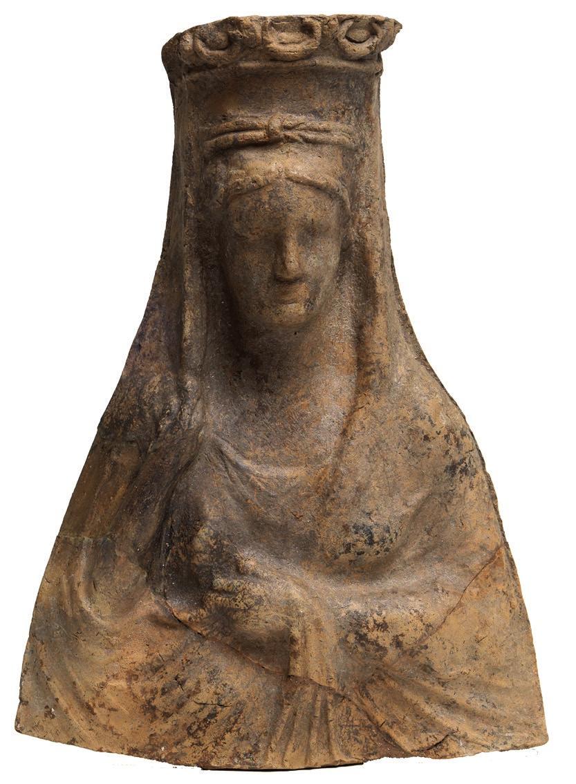 06 Προτομή της Περσεφόνης με ψηλό «πόλο», στολισμένο με ανάγλυφη παγκαρπία και καλύπτρα στην κεφαλή (3ος αι. π.χ.). Αρχαιολογικό Μουσείο Ιωαννίνων.