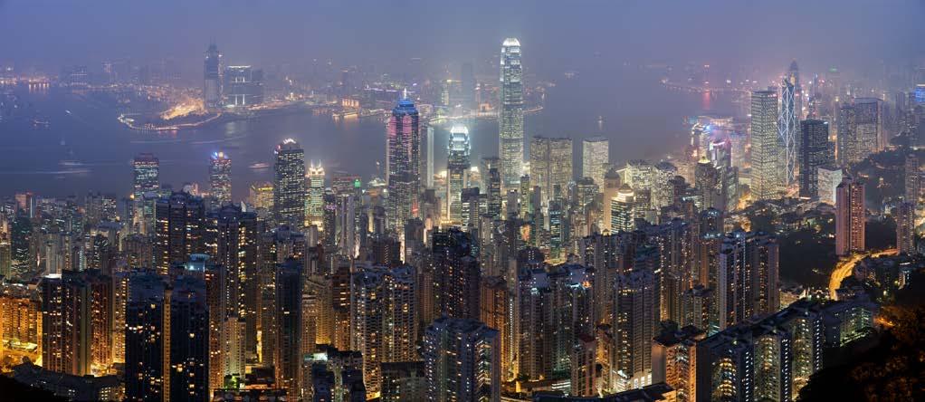 ποικιλία. Το κτίριο της Hong Kong Bank ορθώνεται επιβλητικό με εμφανή το δομικό σκελετό του. Η Bank of China, σχεδιασμένη από το σπουδαίο Ι. Μ. Πέι, μοιάζει με ακόντιο που έχει εκτοξευτεί στον ουρανό.