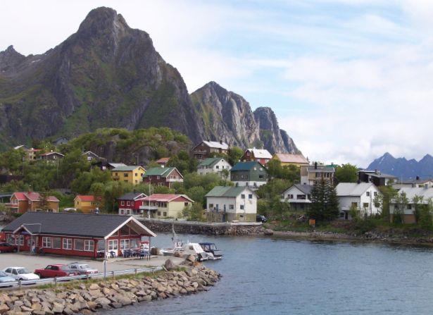 Το Μπόντο, ή Μπούντε στα νορβηγικά, είναι ένα στρατηγικό λιμάνι λίγο πιο βόρεια από τον Αρκτικό Κύκλο, το οποίο αναπτύχθηκε χάρη στην αλιεία αλλά και στις στρατιωτικές βάσεις μετά τον Β Παγκόσμιο