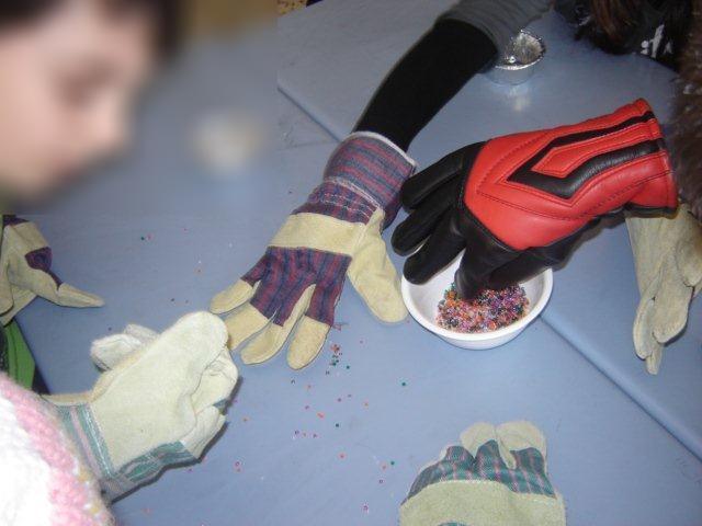 4 η ΟΜΑΔΑ Τα παιδιά φορούν γάντια εργασίας.
