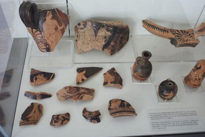 Το Μουσείο Αρχαίας Ήλιδας διαθέτει ευρήματα που προέρχονται από τις συστηματικές ανασκαφές στην αρχαία πόλη, όπως και αυτά