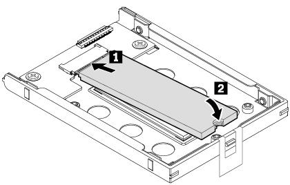 1. Ευθυγραμμίστε το άκρο με τις επαφές της καινούριας μονάδας SSD M.2 με το κλειδί στην υποδοχή M.2. Στη συνέχεια, τοποθετήστε με προσοχή τη μονάδα SSD M.