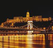 λέγεται συχνά ως «Το Γιβραλτάρ του Δούναβη» και η θέα από το κάστρο προς το Δούναβη και την πόλη στο βάθος είναι εντυπωσιακή, ειδικά από το σημείο όπου βρίσκεται ο Πύργος του ρολογιού, σύμβολο του