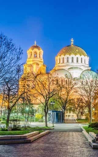 Ρωσική εκκλησία, τα παλιά ανάκτορα και σημερινή πινακοθήκη, το μνημείο των Ρώσων στρατιωτών, το παλιό Πανεπιστήμιο, την Γέφυρα των Αετών και άλλα.