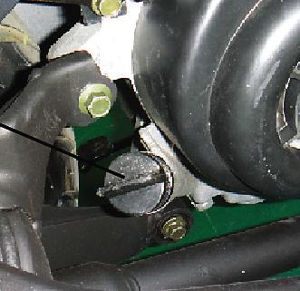 Aλλαγή λαδιού κινητήρα. Τοποθετήστε το σκούτερ στο κεντρικό σταντ σε επίπεδο έδαφος. 2. Αφαιρέστε το δείκτη λαδιού (). 3. Αφαιρέστε την τάπα αποστράγγισης (2).