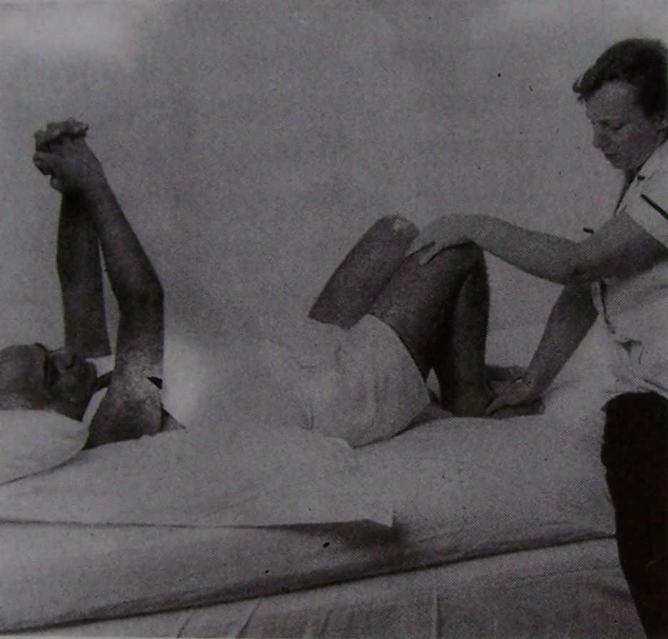 Ο ασθενής σπρώχνει τον εαυτό του προς τα πάνω στο κρεβάτι αν έχει γλιστρήσει προς τα κάτω.