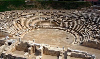 Αρχαίο Θέατρο Λάρισας του Αθανάσιου Τζιαφάλια Αρχαιολόγου Διευθυντού Ανασκαφών Αρχαίου Θεάτρου Λάρισας Η αρχαία Λάρισα απλωνόταν όπως και η σημερινή στο ΒΑ τμήμα της θεσσαλικής πεδιάδας, στη δεξιά
