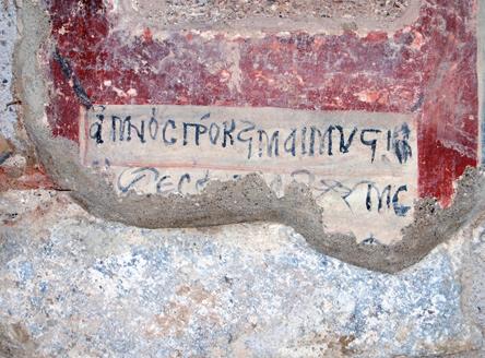 Σπαράγματα τοιχογραφιών βρέθηκαν στη βόρεια και δυτική πλευρά του νάρθηκα και στο τεταρτοσφαίριο της κόγχης του ιερού.