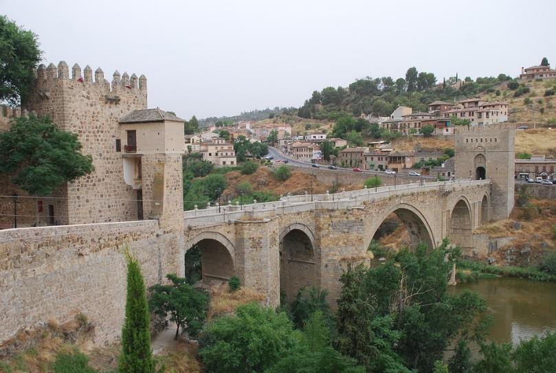 Έτοιμοι για τη βραδινή μας εξόρμηση στο μεσαιωνικά σοκάκια της Πόλης και δείπνο σε κάποιο από τα χαρακτηριστικά εστιατόρια του Τολέδο. Άπειρες μπουτίκ με σουβενίρ και άλλα πολλά εντυπωσιακά.