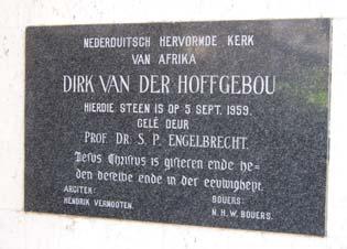 Dirk van der Hoffgebou se hoeksteen mev Emmie Kruger, wat onder andere vir die restourasie van die Paleis van Justisie verantwoordelik was, is aangestel om die verskuiwing en inrigting van die museum