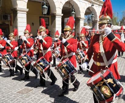 Τακτοποίηση στο ξενοδοχείο, δείπνο με νηστίσιμα εδέσματα και παρακολούθηση στην πλατεία Σπιανάδα της συνάντησης όλων των Επιτάφιων της πόλης, στη συνέχεια την περιφοράς του Επιταφίου της Μητρόπολης,