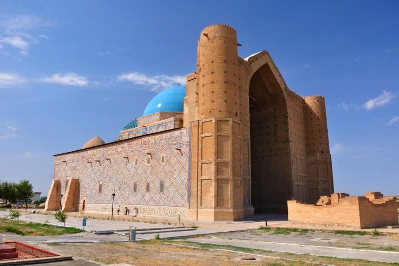 Dag 15: Turkestan ± Aralsk s Ochtends maak je een uitstapje naar de ruïnes van Sauran, op 40 km van Turkestan.
