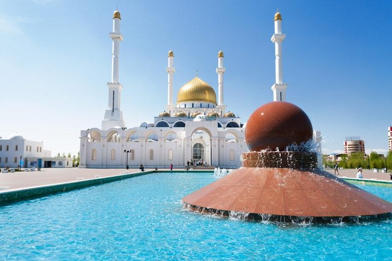 Dag 19: Astana / Stadstour Tot 1997 was Astana niet meer dan een onbetekenend provinciestadje (met de oude namen Tselinograd en Akmola), maar sinds het door president Nazerbajev werd benoemd tot