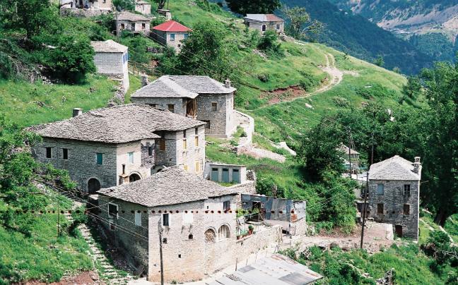 Στο χωριό Καλαρρύτες, γνωστό και ως Αετοφωλιά της Ηπείρου, αφού είναι χτσιμένο στα 1200 μέτρα υψόμετρο, γιορτάζουν την Παναγία στις 15 Αυγούστου με μεγάλη λαμπρότητα Μετά το τέλος της λειτουργίας