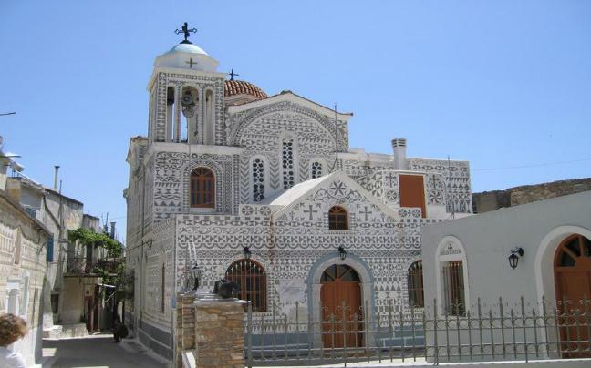 Σε ένα από τα διάσημα Μαστιχοχώρια της Χίου, το Πυργί, με την ιδιαίτερη ασπρόμαυρη διακόσμηση των σπιτιών του, υπάρχουν 50 εκκλησίες Το Δεκαπενταύγουστο μετά τη λειτουργία στην εκκλησία της Παναγίας,