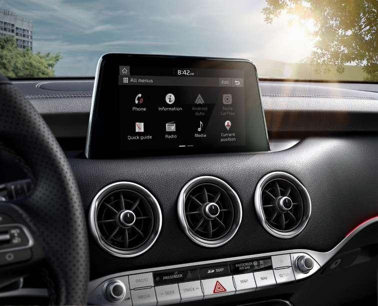 Modèle présenté : Kia Stinger GT Line Système de navigation avec écran 8" L élégant système de navigation se dote d'un grand écran tactile "flottant" de 8" pour un accès